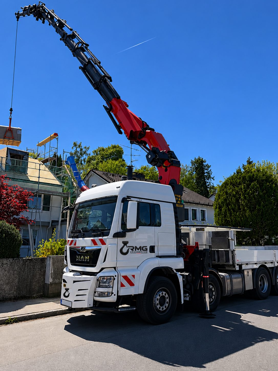 Monteur mit Kran auf einer Baustelle